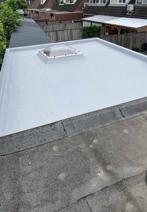 Nieuw kunststof PVC dak met lichtkoepel op een aanbouw